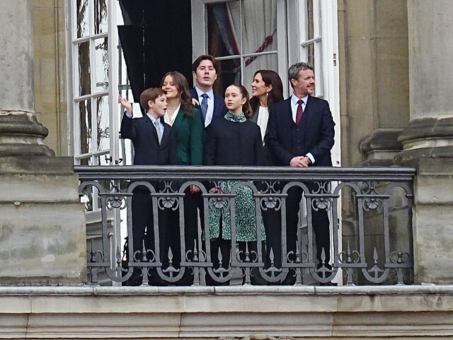 The_Danish_Royal_Family_at_Amalienborg_02
