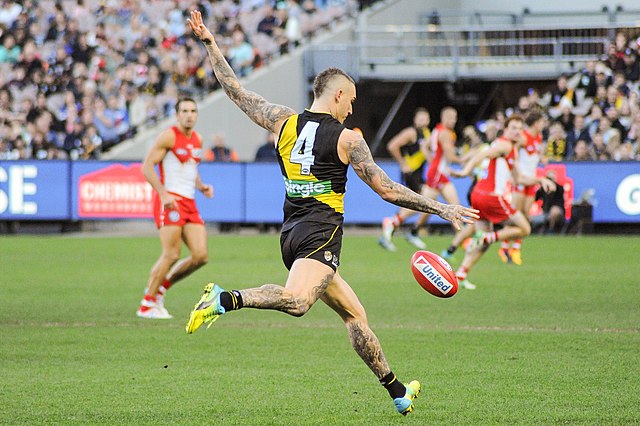 Dustin_Martin_kicking