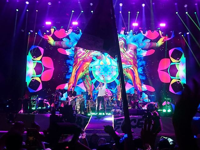 Coldplay_at_Glastonbury_2016_(3)